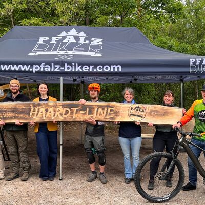 Eröffnung von zwei legalen Mountainbike-Strecken unterhalb des Weinbiets mit der Beigeordneten Johanna Kunzendorff (3.v.li.).