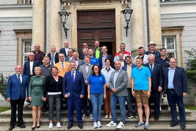 Bild vergr&ouml;&szlig;ern: Gruppenfoto vom Treffen 2025 - Neustadt in Europa