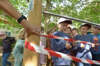 Bild vergr&ouml;&szlig;ern: Die beiden ältesten Kinder durften das Absperrband durchschneiden.