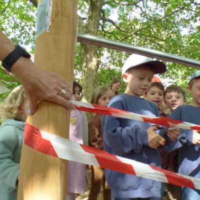 Die beiden ältesten Kinder durften das Absperrband durchschneiden.
