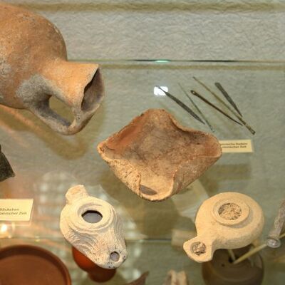 Bild vergr&ouml;&szlig;ern: Öllampen im Bibelmuseum