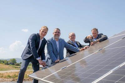 Bild vergr&ouml;&szlig;ern: Symbolische Modullegung (v.li.): Dominik Habig, Pfalzwerke; OB Marc Weigel, Holger Mück, Stadtwerke; Rolf Lulei, Pfalzwerke