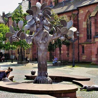 Bild vergr&ouml;&szlig;ern: Das Bild zeigt den Paradiesbrunnen auf dem Kartoffelmarkt und verlinkt zu weiteren Informationen zum Paradiesbrunnen.