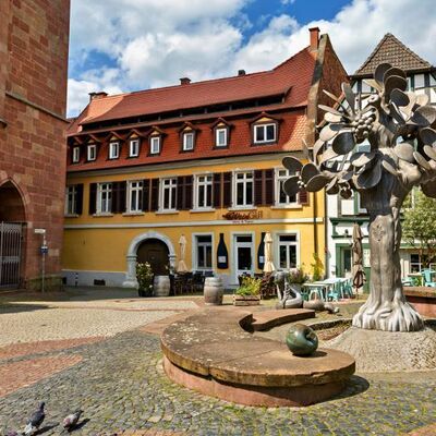Bild vergr&ouml;&szlig;ern: Paradiesbrunnen und Kartoffelmarkt