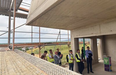Bild vergr&ouml;&szlig;ern: Für die Panoramabar kommt erstmals in Deutschland ein neu entwickelter Beton zum Einsatz, dessen Herstellung rund 35 Prozent weniger CO₂ verursacht als herkömmliche Betonmischungen.