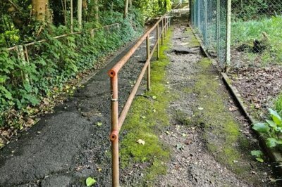 Der Fußweg ist stark sanierungsbedürftig.