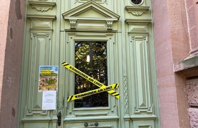 Bild vergrößern: Die symbolisch abgesperrte Eingangstür der Volkshochschule Neustadt an der Weinstraße  am Aktionstag "Kommunen am Limit" am 22.06.2026
