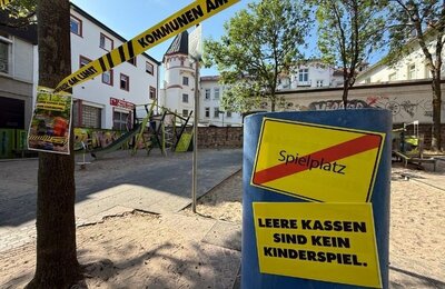Bild vergrößern: Der symbolisch abgesperrte Spielplatz am Elwetritschebrunnen in Neustadt an der Weinstraße am Aktionstag "Kommunen am Limit" am 22.06.2026. 