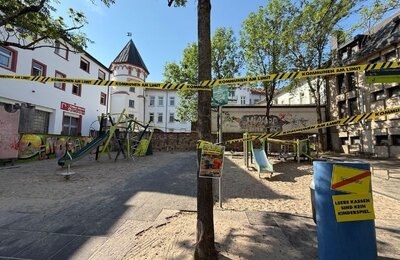 Bild vergrößern: Der symbolisch abgesperrte Spielplatz am Elwetritschebrunnen in Neustadt an der Weinstraße am Aktionstag "Kommunen am Limit" am 22.06.2026
