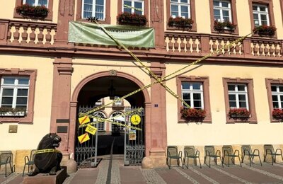 Bild vergrößern: Das symbolisch abgesperrte Rathaus am Aktionstag "Kommunen am Limit" am 22.06.2026