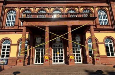 Bild vergrößern: Der symbolisch abgesperrte Saalbau von Neustadt an der Weinstraße am Aktionstag "Kommunen am Limit" am 22.06.2026