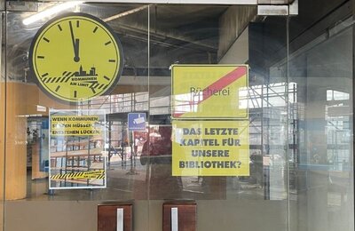 Bild vergrößern: Die symbolisch abgesperrte Eingangstür der Stadtbücherei Neustadt an der Weinstraße am Aktionstag "Kommunen am Limit" am 22.06.2026. 