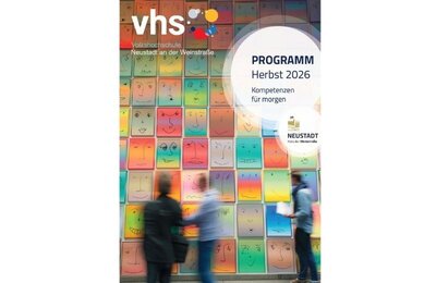 Bild vergr&ouml;&szlig;ern: Das Titelbild des neuen Programmheftes der Volkshochschule Neustadt für den Herbst 2026