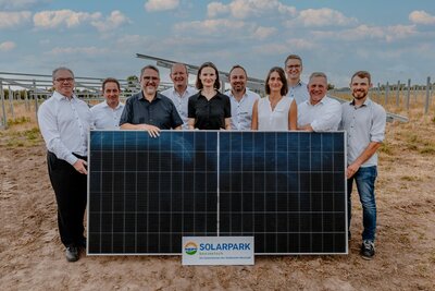 Bild vergr&ouml;&szlig;ern: Projektbeteiligte: Goldbeck Solar GmbH, IUS Team Ness GmbH, SGD Süd RLP, Stadtverwaltung Neustadt an der Weinstraße, Stadtwerke Neustadt an der Weinstraße GmbH