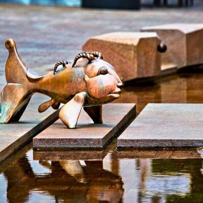 Bild vergr&ouml;&szlig;ern: Bild einer Skulptur von Gernot Rumpf am Wasser in der Innenstadt. Verlinkt auf "Wasser in die Stadt".