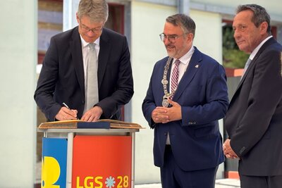 Bild vergr&ouml;&szlig;ern: Bundesverkehrsminister Schnieder trägt sich im Beisein von OB Weigel ins Goldene Buch der Stadt ein.
