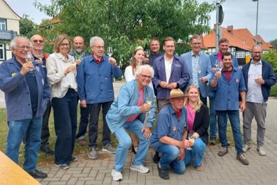 Bild vergr&ouml;&szlig;ern: Der vor elf Jahren gepflanzte Mandelbaum wird von den Neustadtern alljährlich mit Riesling begossen.