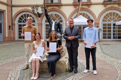 Bild vergr&ouml;&szlig;ern: OB Weigel überreichte die Preise im Rathaus.