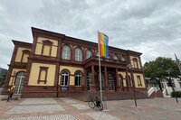 Bild vergr&ouml;&szlig;ern: Fahne Mayors for Peace vor dem Saalbau