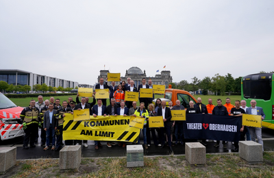 Bild vergr&ouml;&szlig;ern: Gruppenbild von Teilnehmern der Demoaktion "Für die Würde unserer Städte"