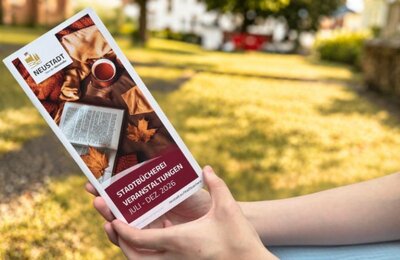 Bild vergr&ouml;&szlig;ern: Nahaufnahme des neuen Veranstaltungsprogrammflyers der Stadtbücherei Neustadt.