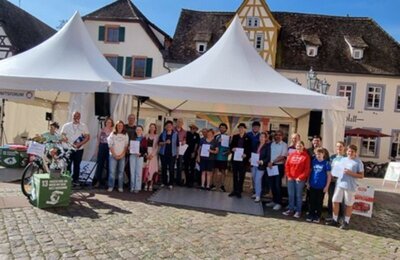 Bild vergr&ouml;&szlig;ern: Die Gewinnerinnen und Gewinner des Stadtradelns 2025 wurden im vergangenen Jahr beim Zukunftstag auf dem Neustadter Marktplatz für ihr Engagement ausgezeichnet.
