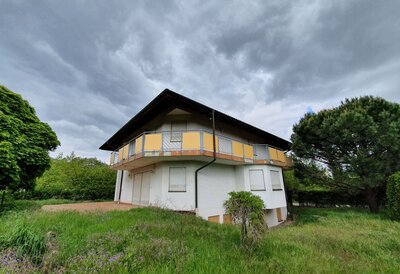 Bild vergr&ouml;&szlig;ern: Das markante Gebäude in der Adolf-Kolping-Straße steht zum Verkauf.