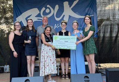 Bild vergr&ouml;&szlig;ern: Die Spendenübergabe erfolgte beim Sommerfest der Lebenshilfe (von links): Leonie Manz, Geinsheim; Maja Nett, Gimmeldingen; Heinz Busch, Lebenshilfe; Bewohnerin, Lebenshilfe; Janina Gutting, Diedesfeld; Lena Hofsäß, Lachen-Speyerdorf, und Ellen Bossert, Duttweiler.