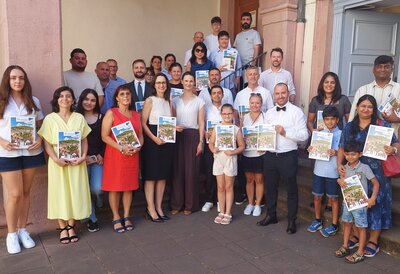 Bild vergr&ouml;&szlig;ern: Die Beigeordnete Johanna Kunzendorff (Mitte) bürgerte 42 Personen ein.
