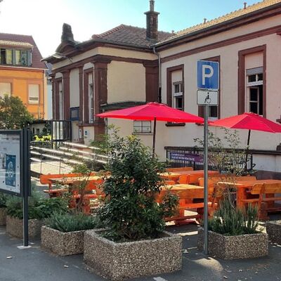 Draußen laden neue Möbel zum Verweilen ein.