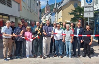 Bild vergr&ouml;&szlig;ern: Für die sanierte Kellereistraße gab es viel Lob, am 11. September wird der Bauabschluss mit einem Lichterfest gefeiert. In der Mitte OB Weigel, der das Band mit einer großen Schere zerschnitt, rechts daneben Baudezernent Adams.