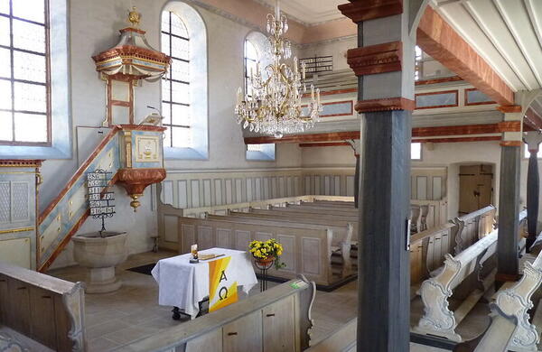 Bild vergr&ouml;&szlig;ern: St. Laurentiuskirche Gimmeldingen - Innenansicht