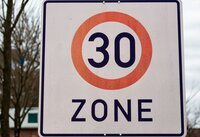 Bild vergr&ouml;&szlig;ern: Tempo 30 Schild