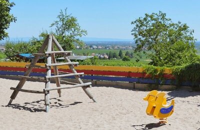 Spielgeräte auf dem Spielplatz an der Schule Haardt