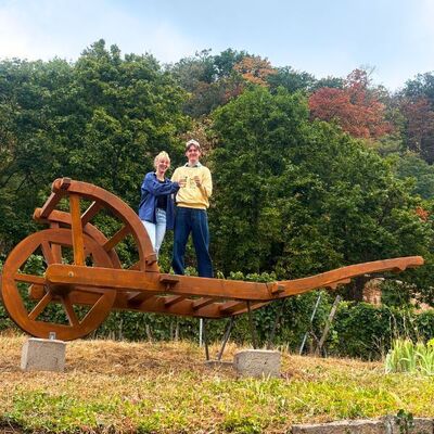 Bild vergr&ouml;&szlig;ern: Die Haardter Weinhoheiten Janice und Leo stehen auf der Haardter Riesenschubkarre.