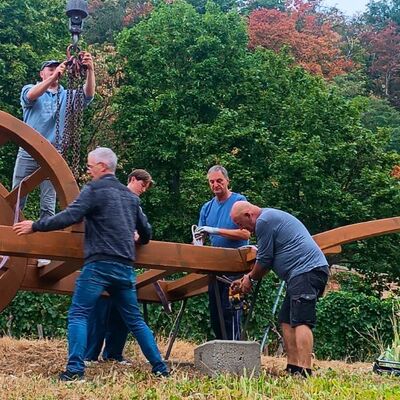 Bild vergr&ouml;&szlig;ern: Die Freiwilligen lösen das Seil des Kranes.