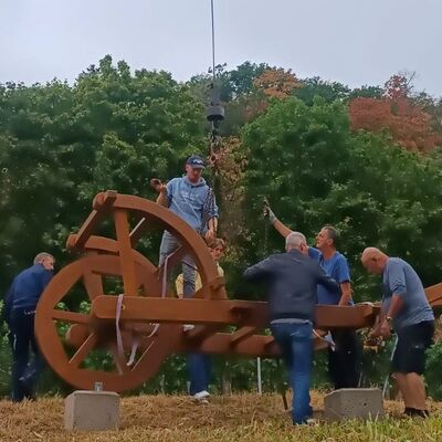 Bild vergr&ouml;&szlig;ern: Die Haardter Rieseschubkarre wird an ihrem neuen Standort abgesetzt.