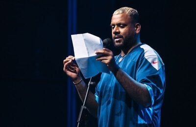 Bild vergr&ouml;&szlig;ern: Der Deutsche Meister im Poetry Slam Anuraj Sri Rajarajendran wird bei der Langen Nacht der Demokratie in der Volkshochschule Neustadt auftreten.
