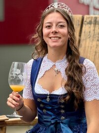 Bild vergr&ouml;&szlig;ern: Portrait der Hambacher Weinprinzessin Alicia I