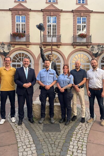 Bild vergr&ouml;&szlig;ern: Laura Repp und Tobias Wirtz werden im Rathaus von OB Weigel begrüßt. Mit dabei (v.li.): Mark Kieser vom Citymanagement sowie Jochen Ohler und Thorsten Völker von der Ordnungsbehörde.