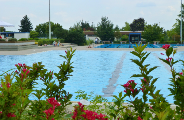 Bild vergr&ouml;&szlig;ern: Blick auf das große Becken im Hambacher Freibad. Das Bild verlinkt zu weiteren Informationen über das Hambacher Freibad.