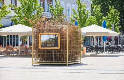 Bild vergr&ouml;&szlig;ern: Kunstinstallation_Wald-Kubus