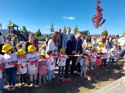Bild vergr&ouml;&szlig;ern: Die Kinder zerschneiden mit OB Weigel das rot-weiße Band.