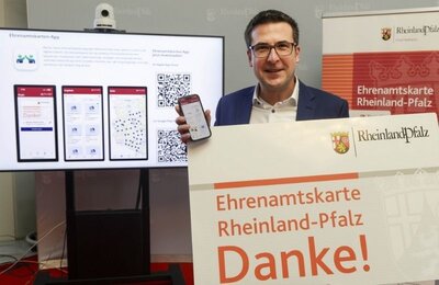 Bild vergr&ouml;&szlig;ern: Marcus Klein, Minister für Bundes- und Europaangelegenheiten, Sport, Ehrenamt und Medien und Chef der Staatskanzlei präsentiert die neue Ehrenamtskarten-App