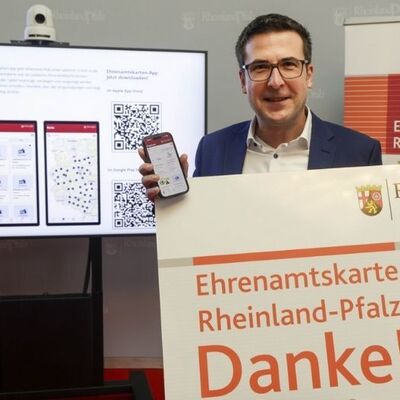 Marcus Klein, Minister für Bundes- und Europaangelegenheiten, Sport, Ehrenamt und Medien und Chef der Staatskanzlei präsentiert die neue Ehrenamtskarten-App