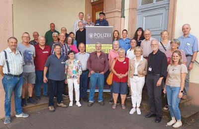 Fortbildungsveranstaltung für die Sicherheitsberaterinnen und Sicherheitsberater für Seniorinnen und Senioren (SfS) im Ratssaal der Stadt Neustadt. 