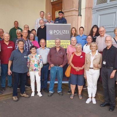 Fortbildungsveranstaltung für die Sicherheitsberaterinnen und Sicherheitsberater für Seniorinnen und Senioren (SfS) im Ratssaal der Stadt Neustadt. 
