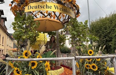 Bild vergr&ouml;&szlig;ern: Deutsche Weinkönigin Paula Löber