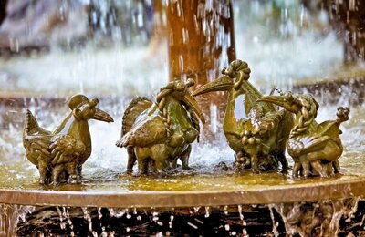 Die Elwetritsche sitzen im Wasserstrahl auf dem Elwetritsche Brunnen
