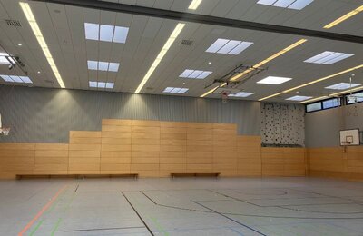 In der Turnhalle Böbig sieht man es deutlich: links die neue, hellere Beleuchtung, rechts die alte.